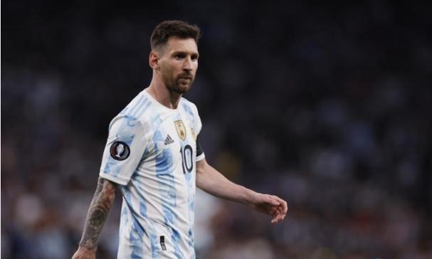 “奋斗者”号回到三亚 载人深潜“双雄”在北极实现水下联合作业